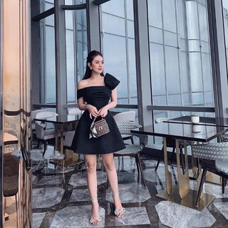 Đầm đen trễ vai nơ xếp