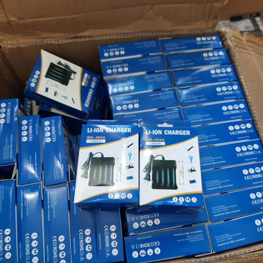 Bộ sạc pin 18650 3.7v - 4.2v  sạc 4 viên đồng thời sử dụng điện 100V - 240V