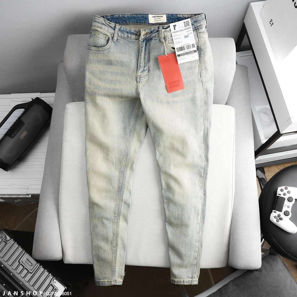 Quần Jean wash dơ với chi tiết mài rách ở lai và rách sau ống chân phá cách độc đáo, Form skinny tôn dáng