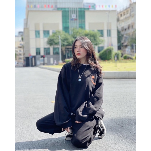 Áo nỉ cổ tròn logo mắt miệng cười đỏ TTA