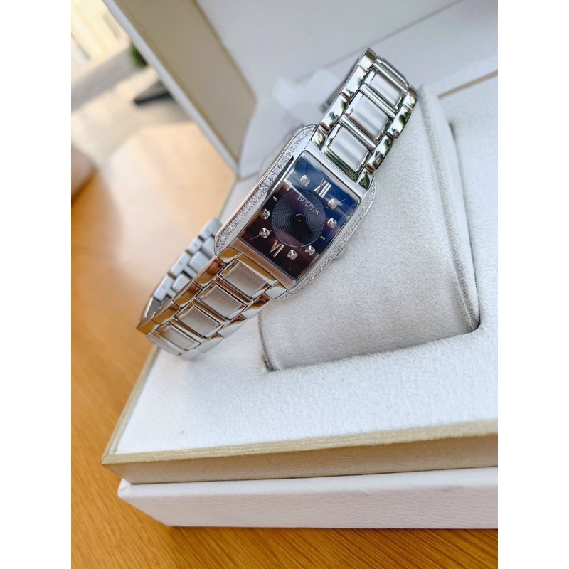 Đồng hồ nữ Bulova mặt vuông .