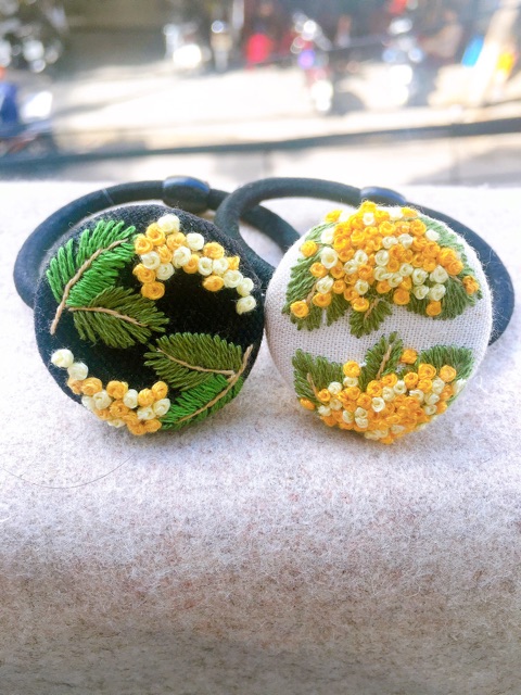 Cột tóc bọc vải thêu hoa handmade
