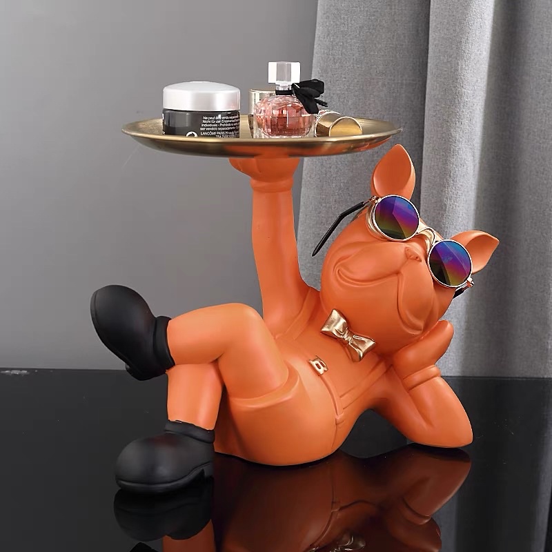 Chú Chó Decor Nằm Nghiêng Cầm Đĩa Sành Điệu Có Kèm Kính Mắt