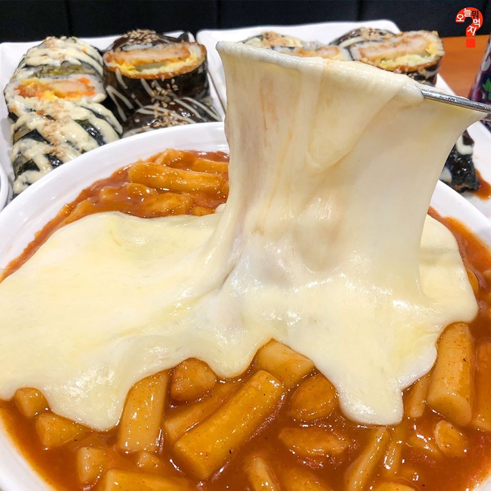 Combo Bánh gạo phô mai kèm sốt và chả cá + phô mai mozza