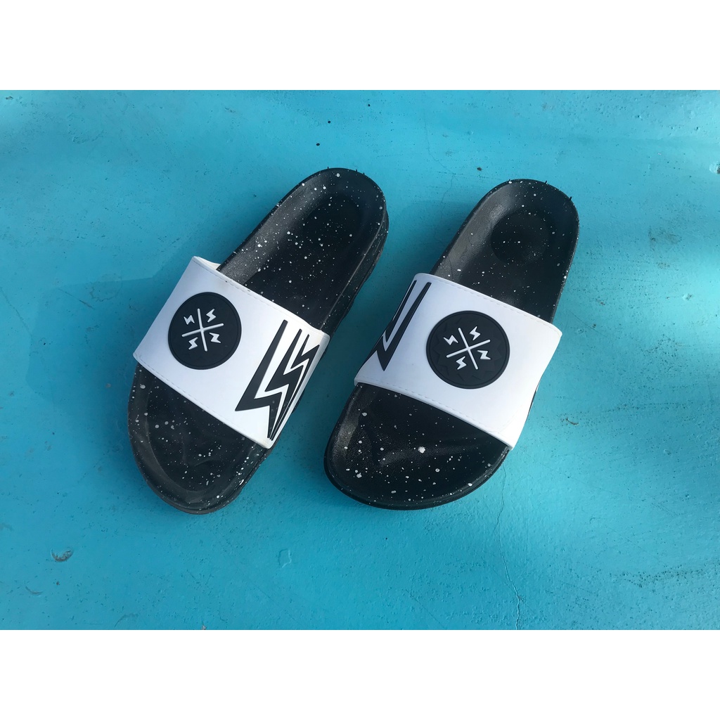 Xả kho dép lên hình tia sét