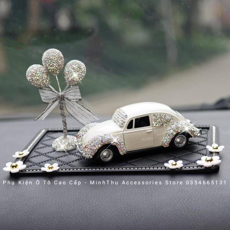 Set Ô Tô Beetle Và Trùm Bóng Đính Đá Trang Trí Taplo Xe Hơi