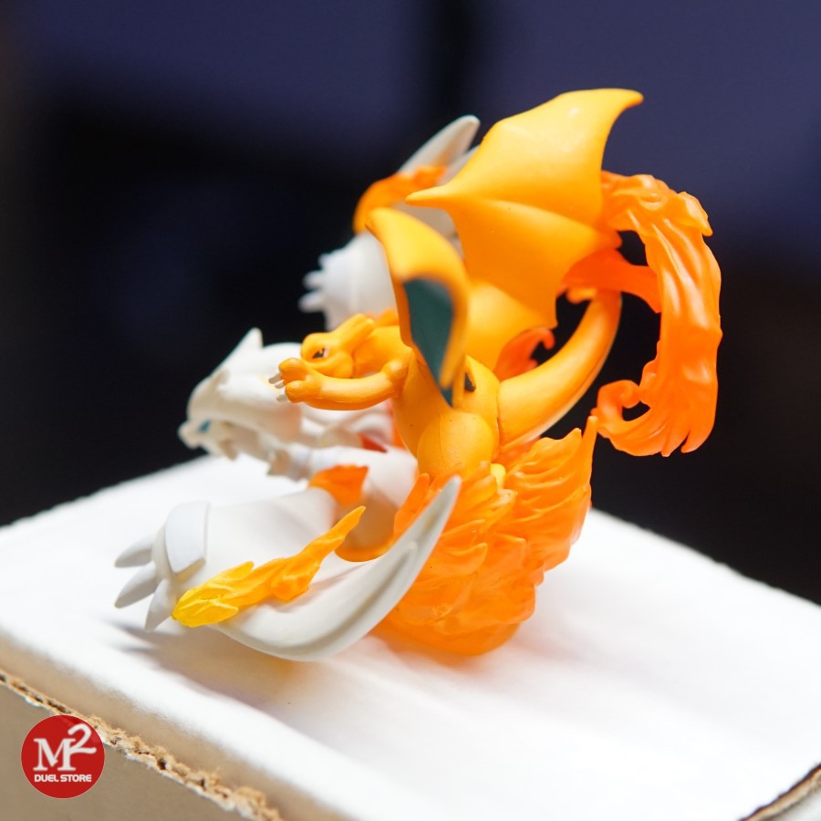 Mô hình TCG Charizard and Reshiram GX Tag Team - Hàng chính hãng lấy từ hộp Figure Collection