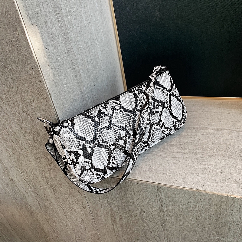 Túi đeo chéo họa tiết da rắn cá tính