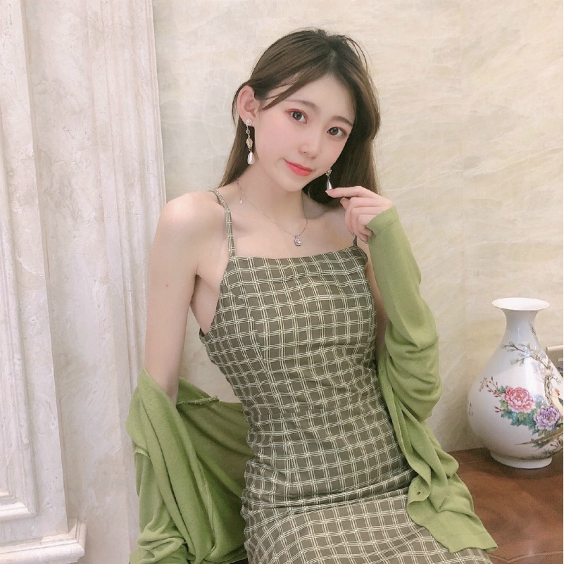 Đầm IELGY hai dây hở lưng màu xanh lá cây họa tiết kẻ sọc thời trang mới 2023 xinh xắn dành cho nữ