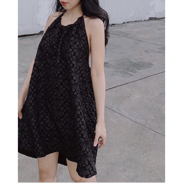 Đầm yếm đen vải gấm
