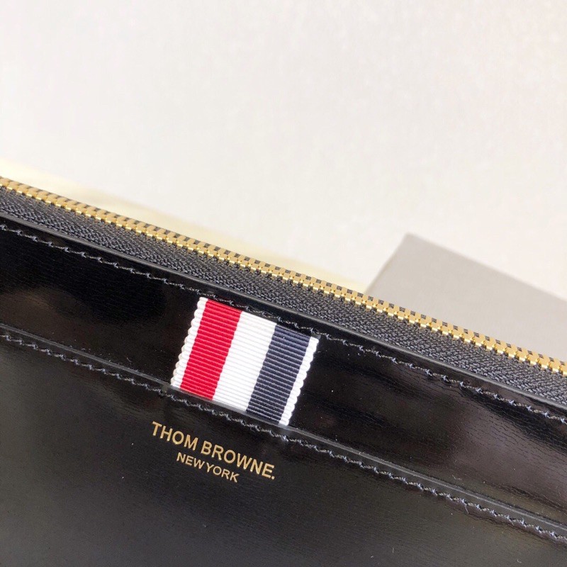ví nam kéo dài cổ điển Thom Browne, sản xuất bằng da họa tiết tăm, đồng bộ quầy, có thể đựng nhiều thẻ bên trong