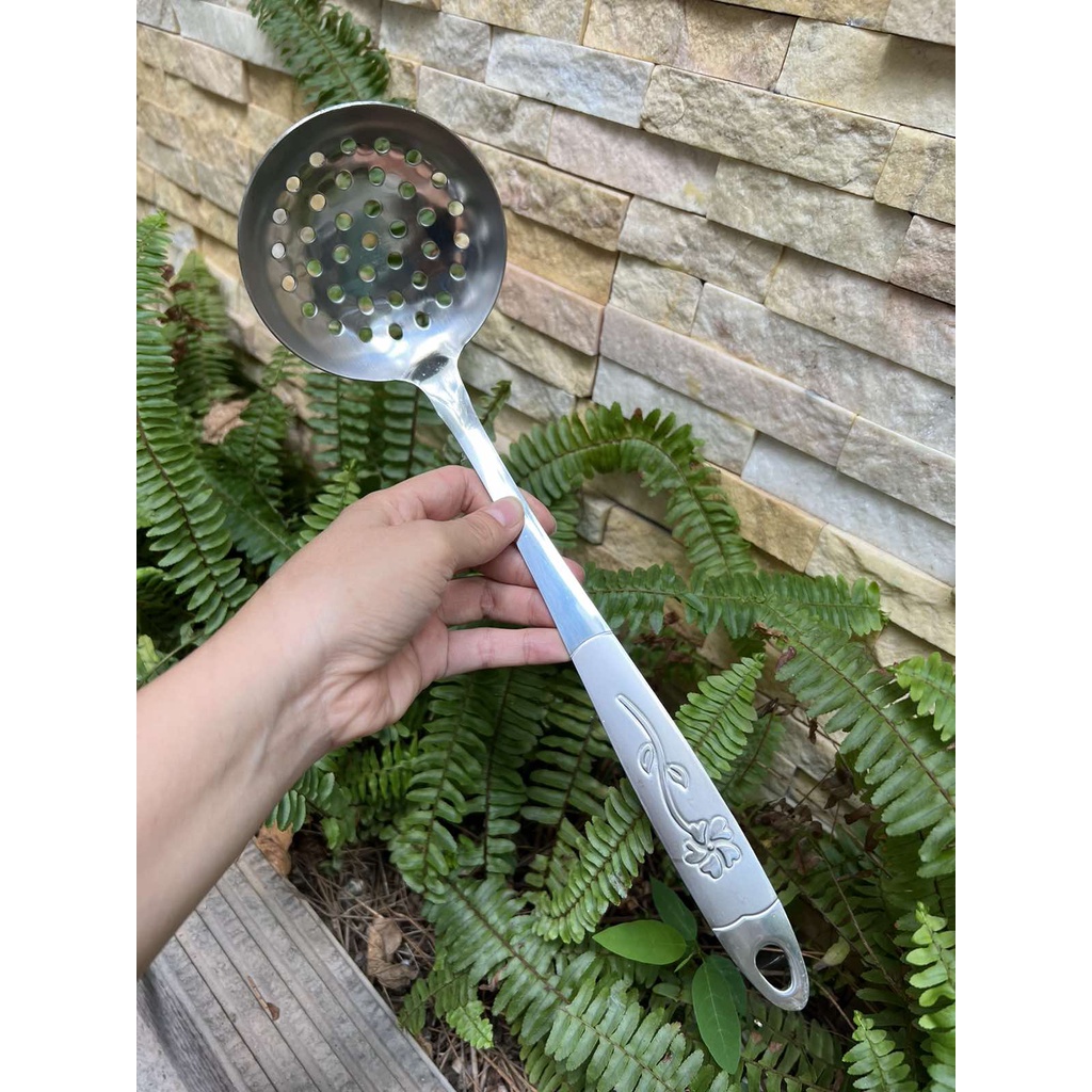 Muôi canh/ muôi lỗ thủng inox họa tiết in hoa trên cán