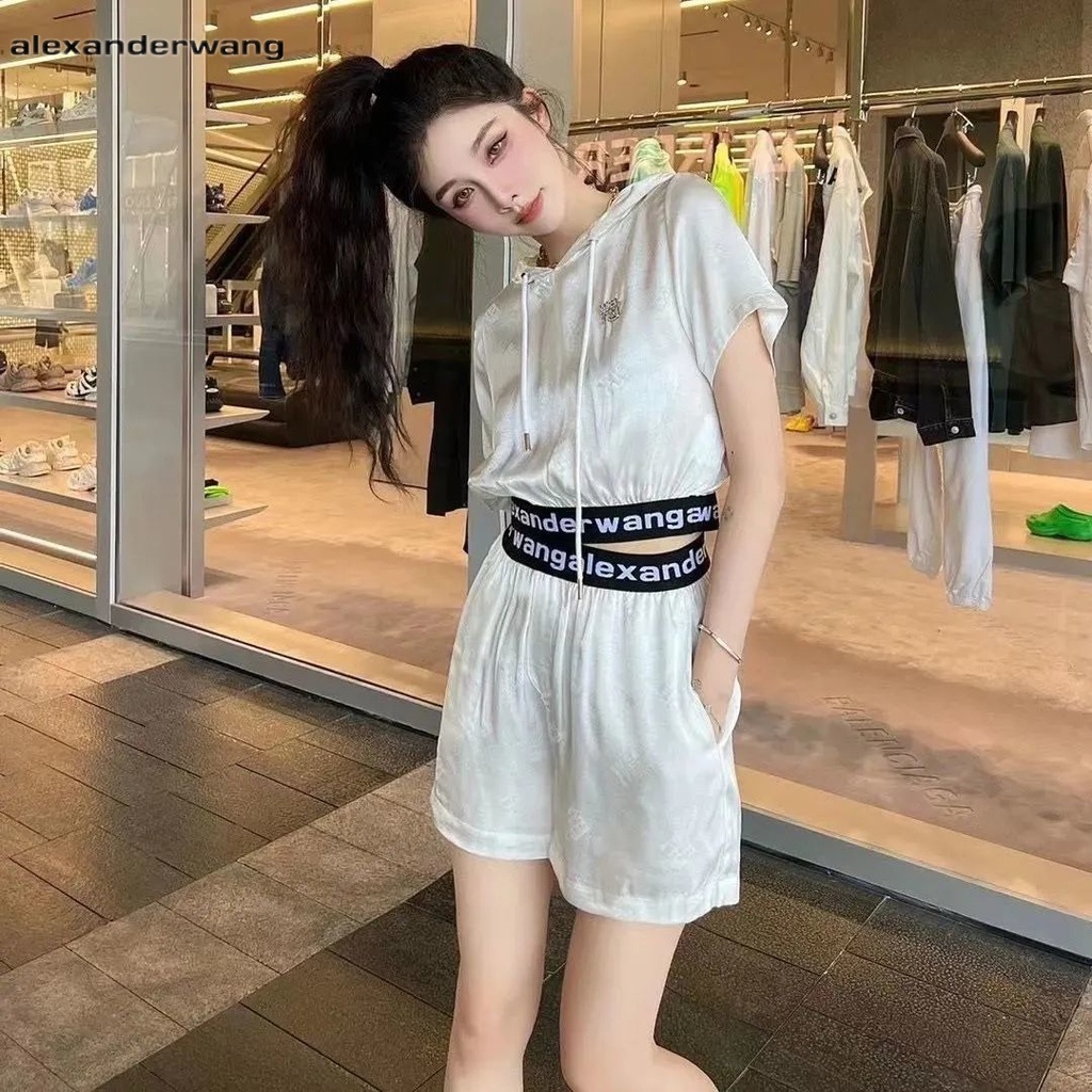 Bộ quần áo thể thao thiết kế mới năng động hợp thời trang