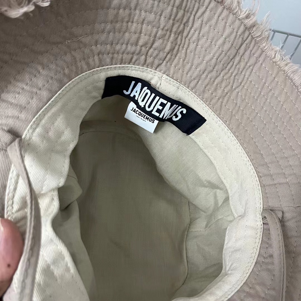 Niche Hyuna Mũ Bucket Cột Dây Bằng Vải Bạt Nhãn Kim Loại Phong Cách jacquemus