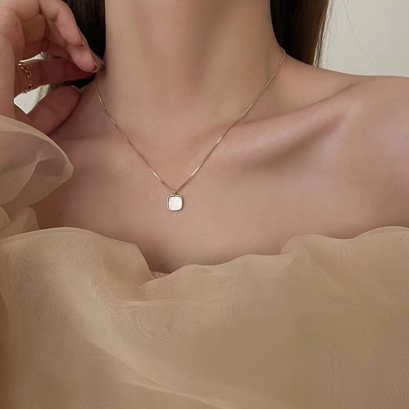 Dây Chuyền Mặt Vuông Kiểu Dáng Sang Trọng Hợp Thời Trang