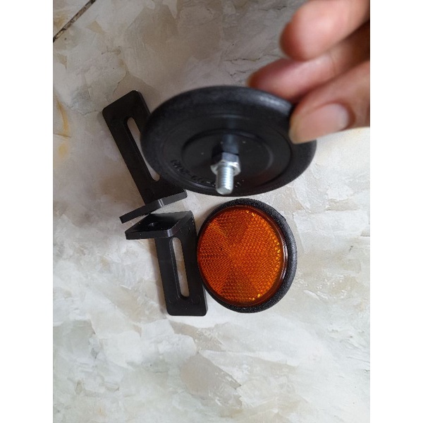 Cặp mắt mèo phản quang gắn sau bảng số cho nhiều loại xe.