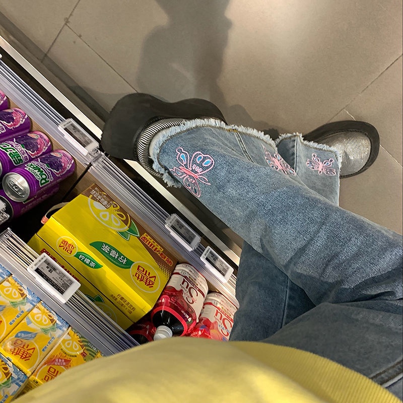 Quần jean ống loe lưng cao thêu hình bướm sành điệu