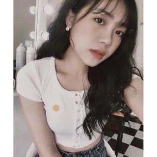 Áo croptop phối nút thêu hoa cúc