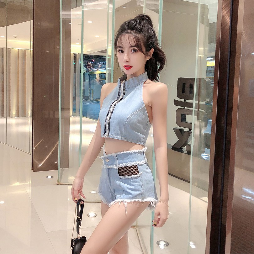 Bộ Áo Khoác Không Tay Cổ Treo Đính Đá + Quần Short Jean Phối Vải Lưới Sành Điệu Cho Nữ