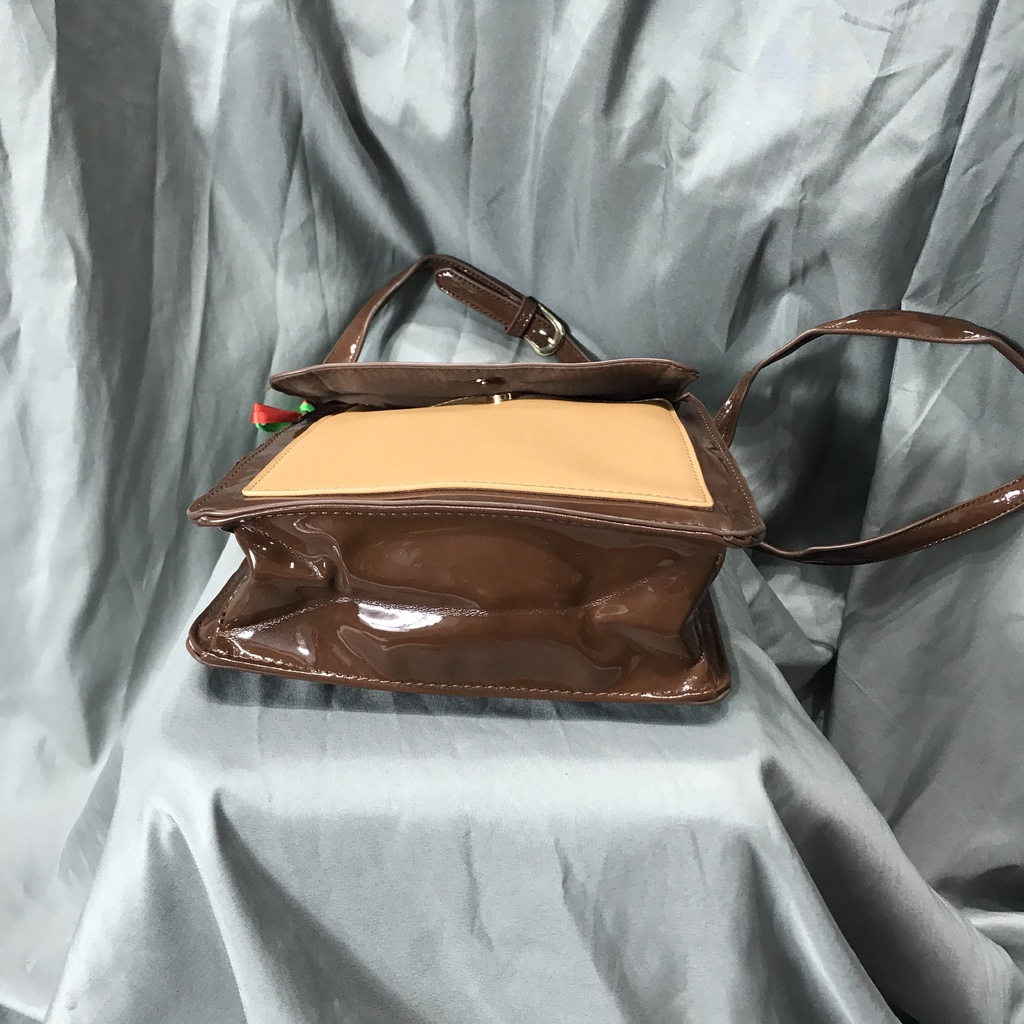 Túi xách si nhật màu nâu hiệu Casita