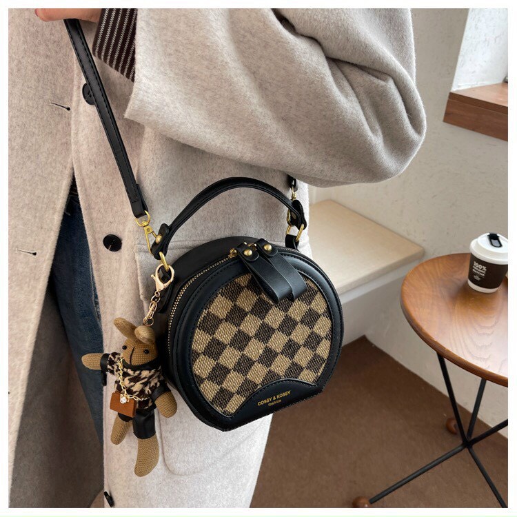 Túi xách nữ, Túi đeo chéo da dáng trống tròn kèm móc gấu 1022