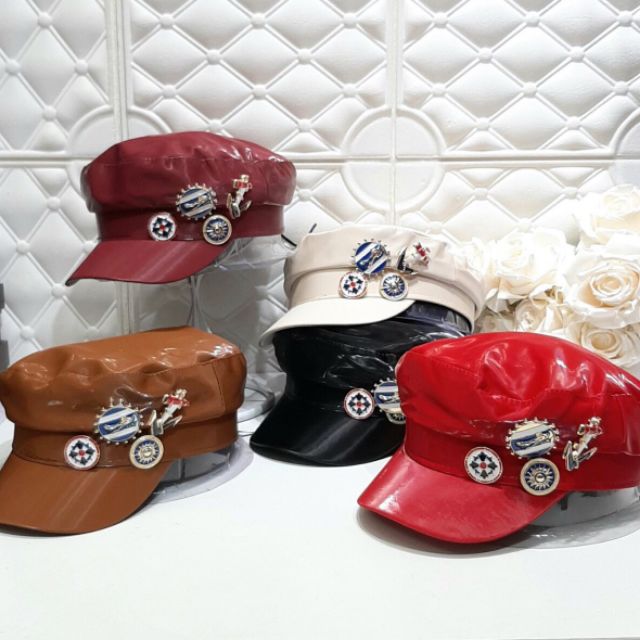 Mũ newsboy da huy hiệu