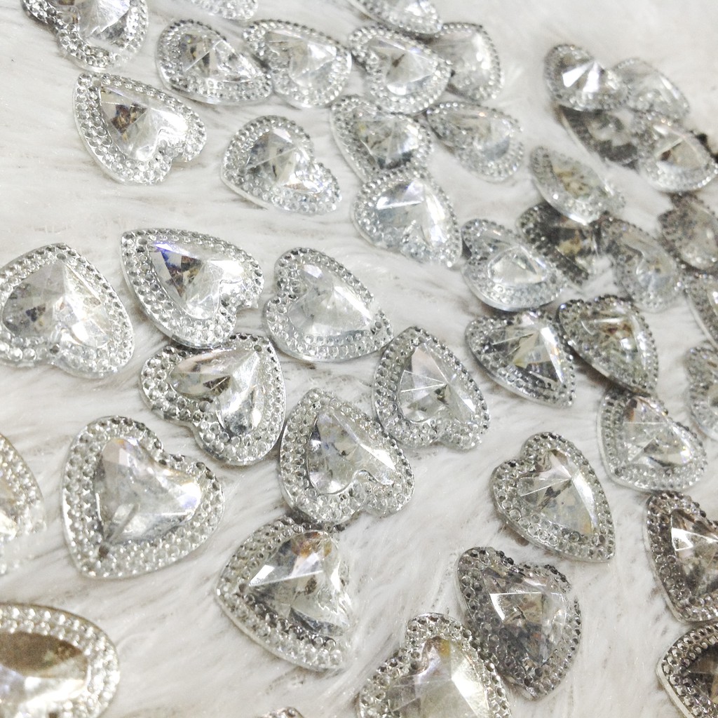 Hạt cườm kết áo hình tim chóp bạc có viền hoa văn 3d size 1.8cm