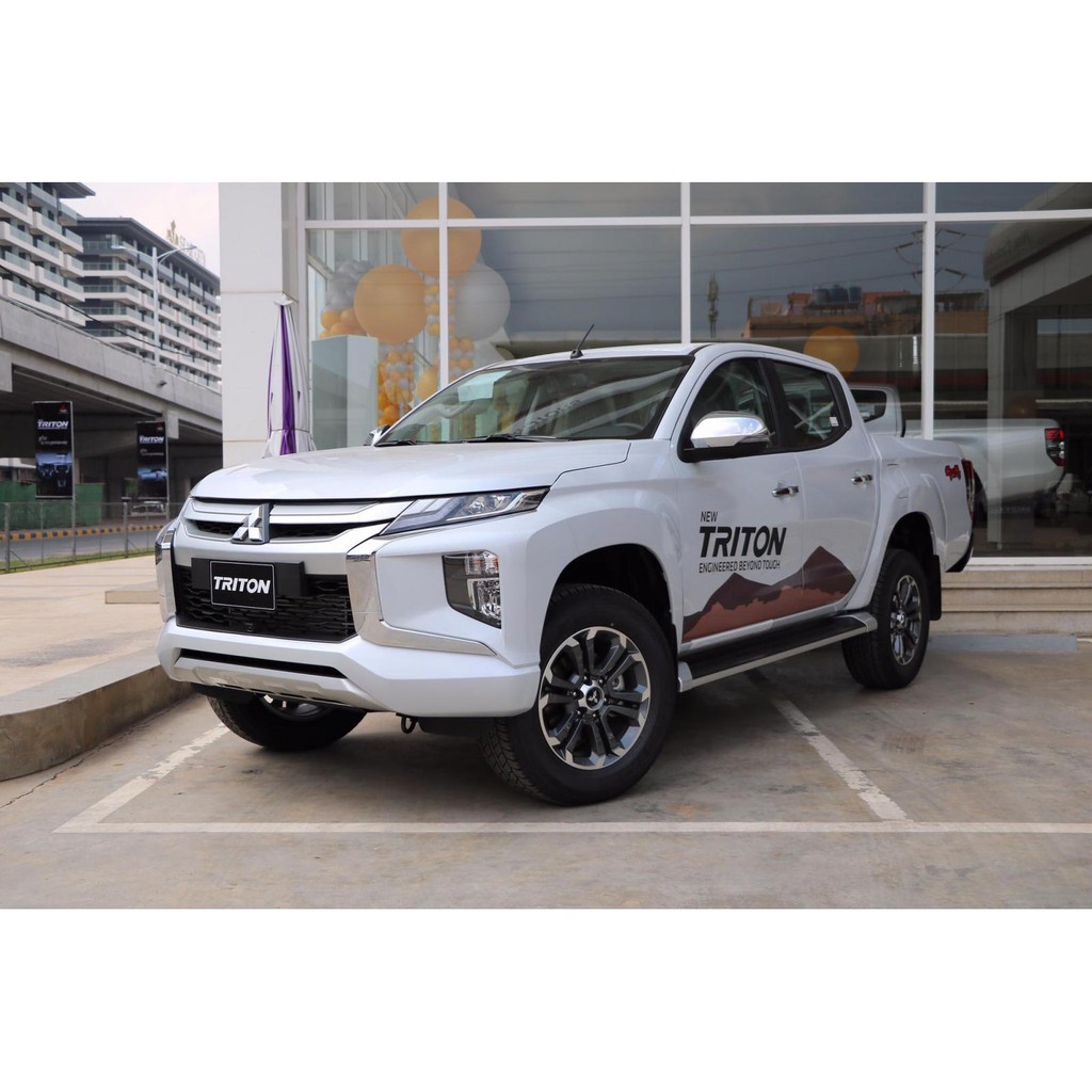 Ốp trang trí tay mở cốp sau Mitsubishi Triton 2019 loại nhựa đen