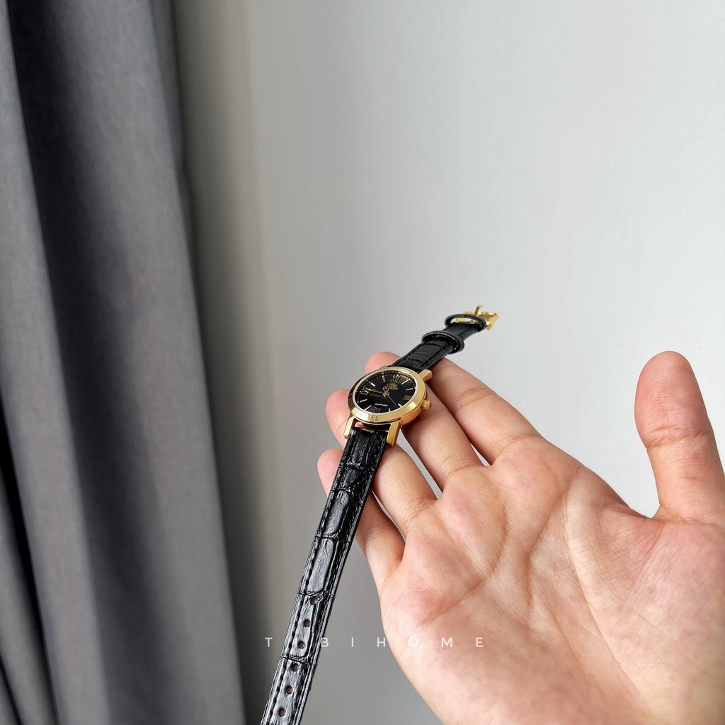 ĐỒNG HỒ NỮ DÂY DA ORT28 MÁY NHẬT KÍNH SHAPPHIRE VIỀN VÀNG MẶT ĐEN DÂY ĐEN