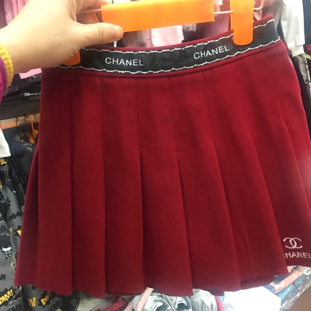 chân váy xếp ly bé gái,chất uni dày dặn cực đẹp,bên trong có luôn chip đùi nên bé có thể chạy nhảy t