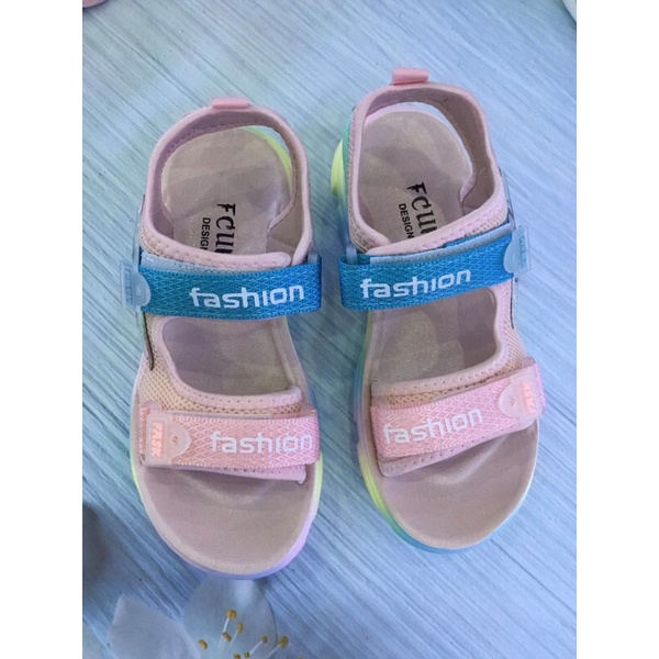 Sandan mùa hè cho bé gái