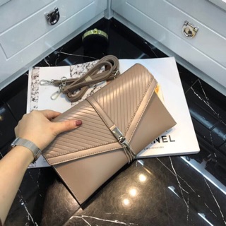 Clutch dự tiệc khoá tua rua