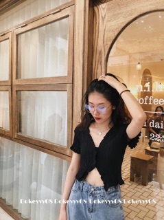 Len cài khuy ngực