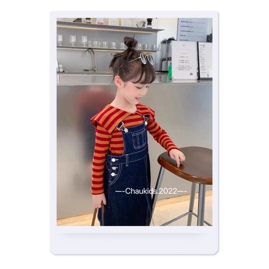 Set áo kẻ đỏ cổ lá bèo + yếm jean xẻ tà cho bé gái