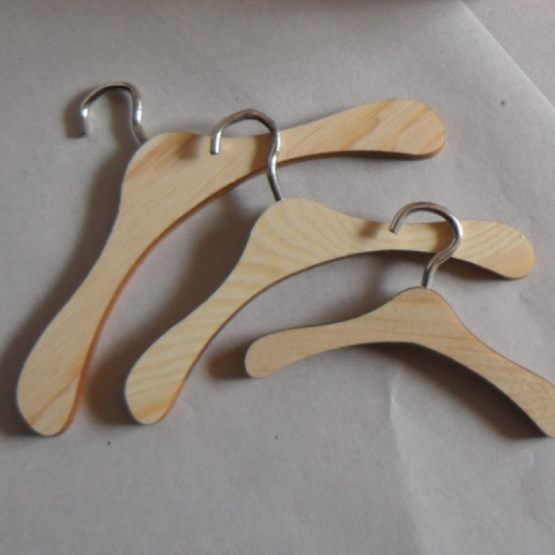 1 Móc Treo Quần Áo Búp Bê Bằng Gỗ