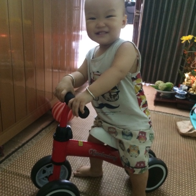 Xe chòi chân cho bé