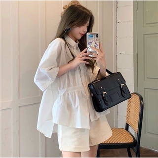 Áo sơ mi vạt lệch form rộng (ảnh shop tự chụp)