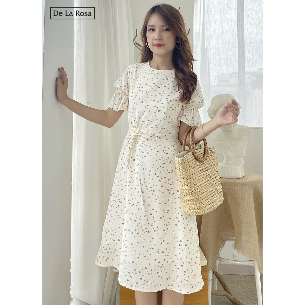 Đầm Trắng Hoa Đen Đỏ Rút Dây Eo Nhẹ Nhàng Nữ Tính - De La Rosa | BigBuy360 - bigbuy360.vn