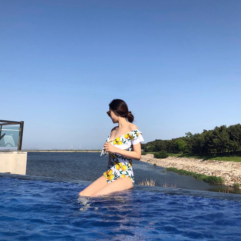 Bikini đồ bơi 1 mảnh rớt vai họa tiết chanh vàng tươi | BigBuy360 - bigbuy360.vn