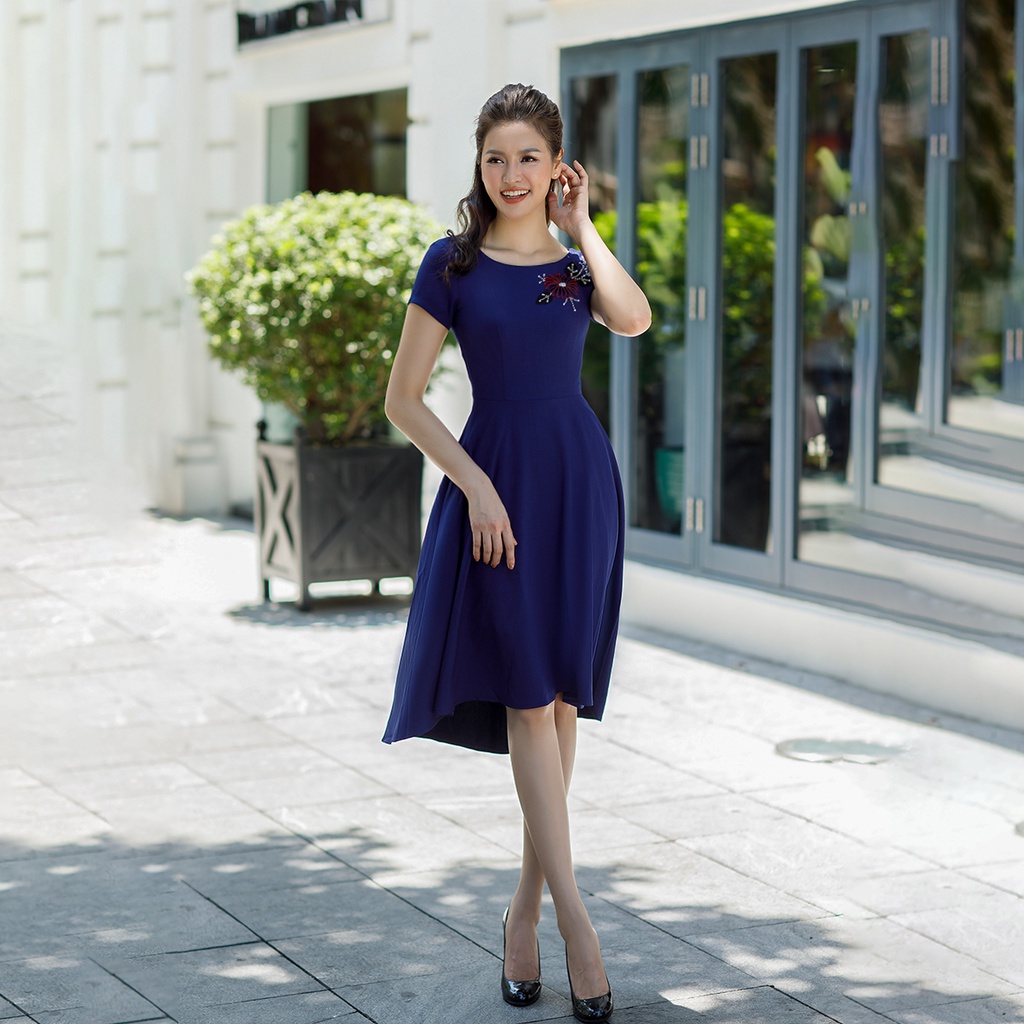 Váy Tay Ngắn Trơn Phối Hoa Ngực LUPERI LFV395