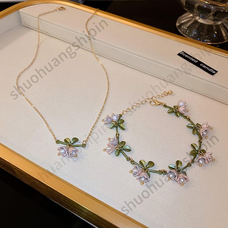 Vòng Đeo Tay Hình Hoa Lily Trắng Phong Cách Mới Thanh Lịch