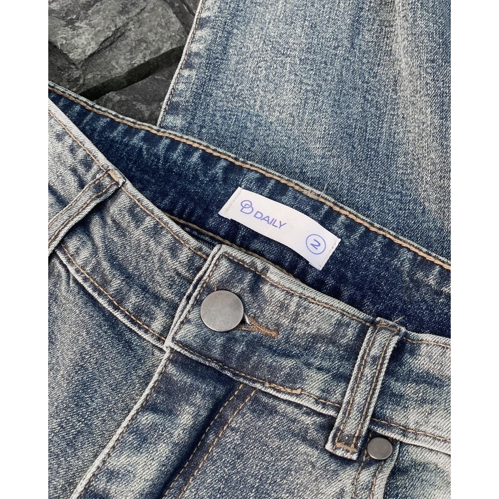 Quần jeans xanh.