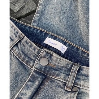 Quần jeans xanh.