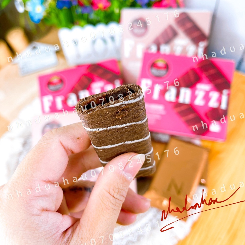 Một hộp bánh cuộn ngàn lớp rispy vị sô cô la/ dâu/ đậu nành/ capuchino Franzzi Hongkong hộp 100gam
