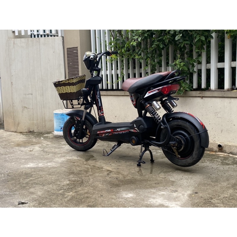 Xe điện M133 màu đen của hãng Giant xe đẹp bình khỏe