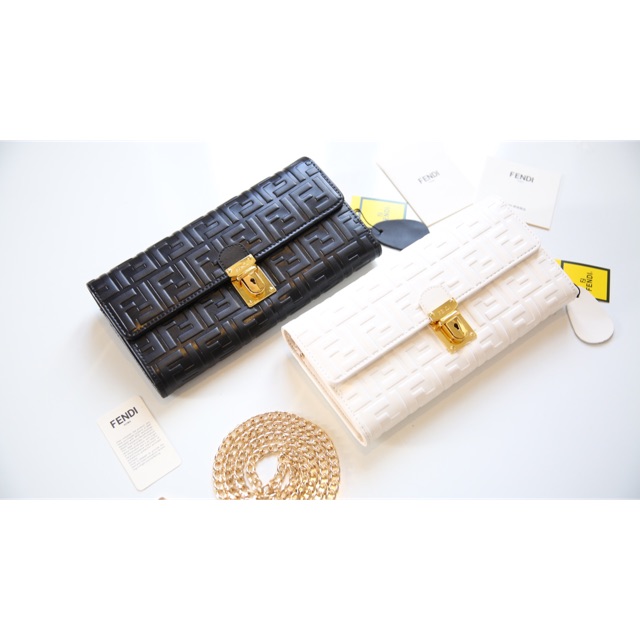 Túi cầm tay đeo chéo Clutch da dập vân logo FF khoá chốt mạ màu vàng bóng có hộp