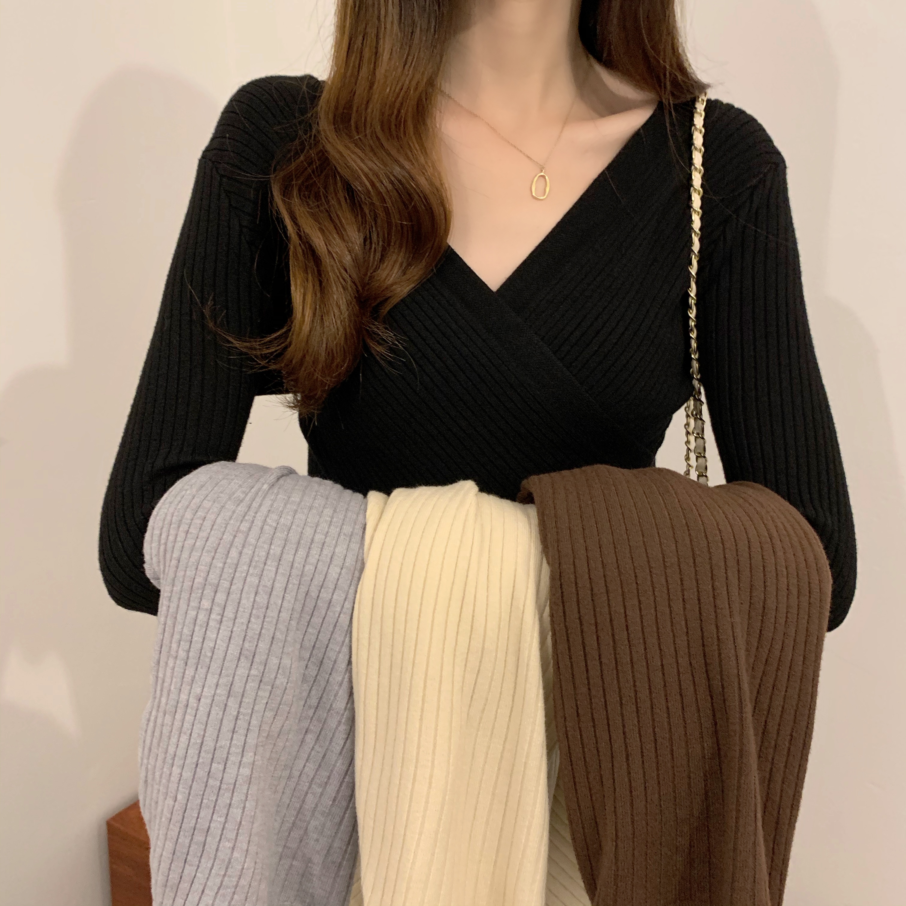 Áo sweater dệt kim cổ chữ V hở vai thời trang cho nữ 2186162 | BigBuy360 - bigbuy360.vn