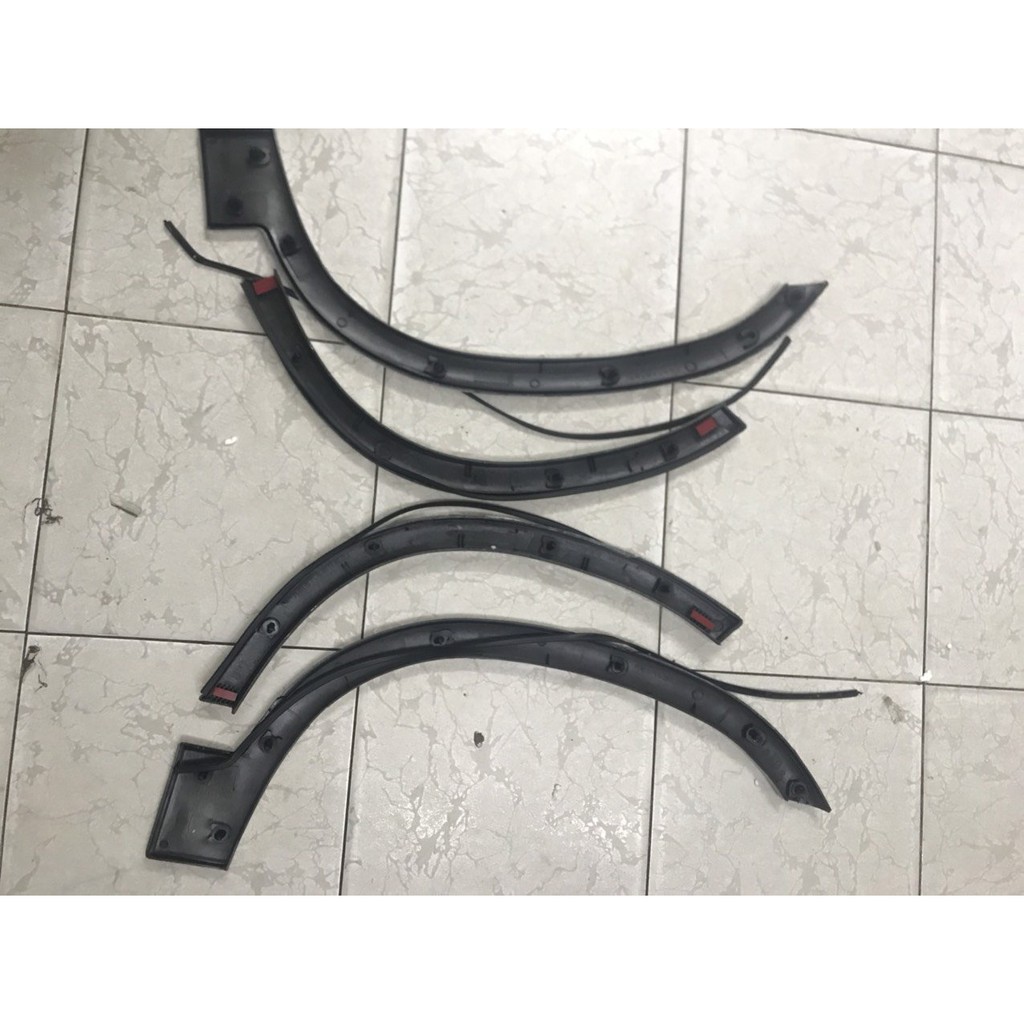 Ốp phồng tai xe Suzuki Wagon giá bán tính 1 cái .