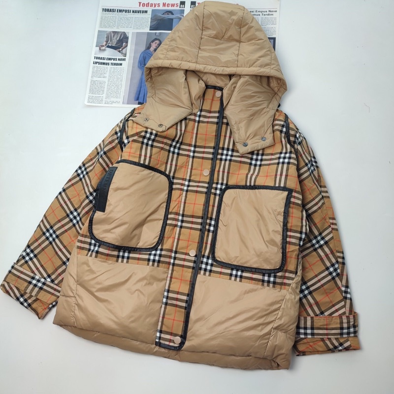 Áo khoác cổ điển Burberry có mũ trùm đầu thiết kế kẻ sọc cổ điển dày dặn ấm áp.