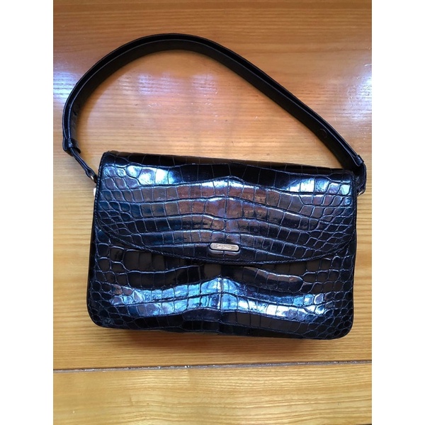 túi xách da cá sấu bóng kính.